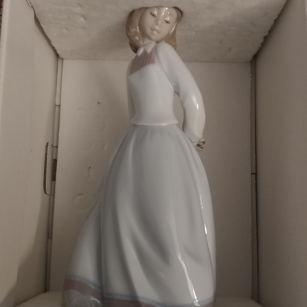 Lladro #6754 sweet and shy